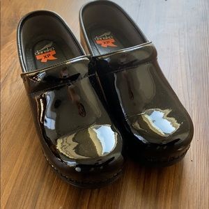 Like new! Dansko clogs 37. Black